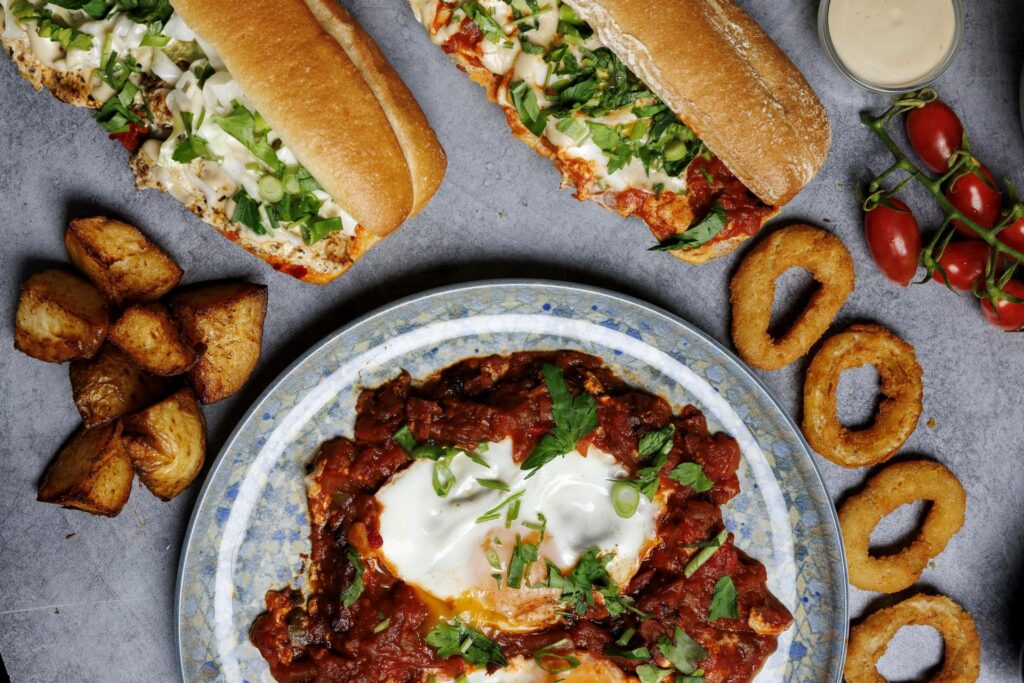 שקשוקה, בגטים עמוסים כל טוב, טבעות בצל ופלחי תפוחי אדמה