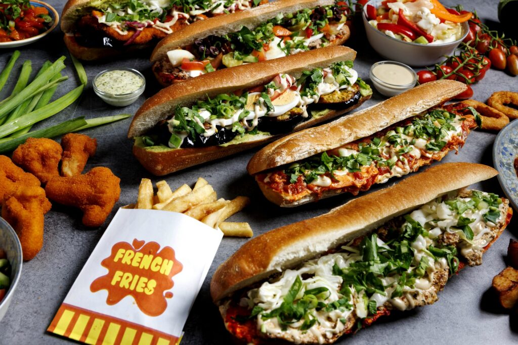 מבחר מנות סנדוויץ עם טוויסט ושקית צ'יפס